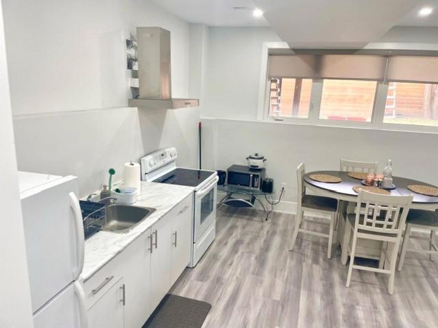 Scarborough New 2-Bedroom Basement 토론토 외부 사진